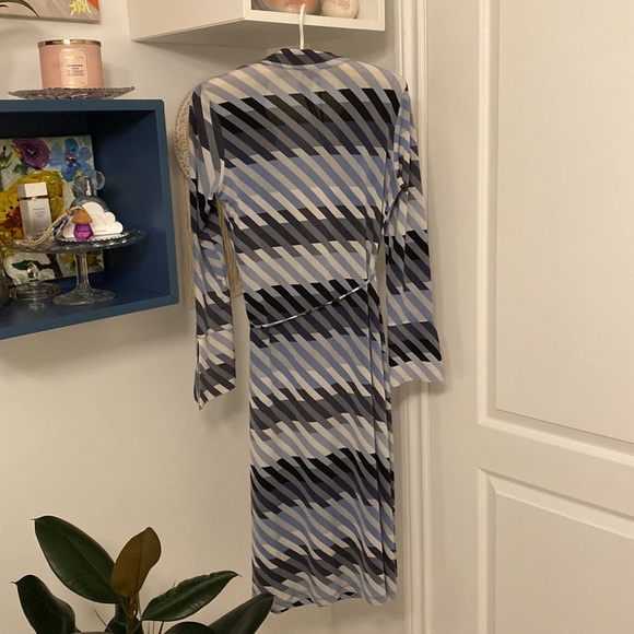 Wrap around BEBE DRESS geometric pattern - Picture 3 of 7